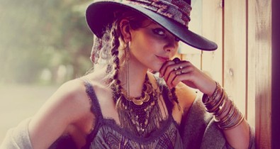 Mihalik Enikő modern hippiként is gyönyörű