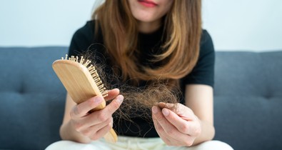 Hullik a hajad? A hajszínednek is köze lehet hozzá