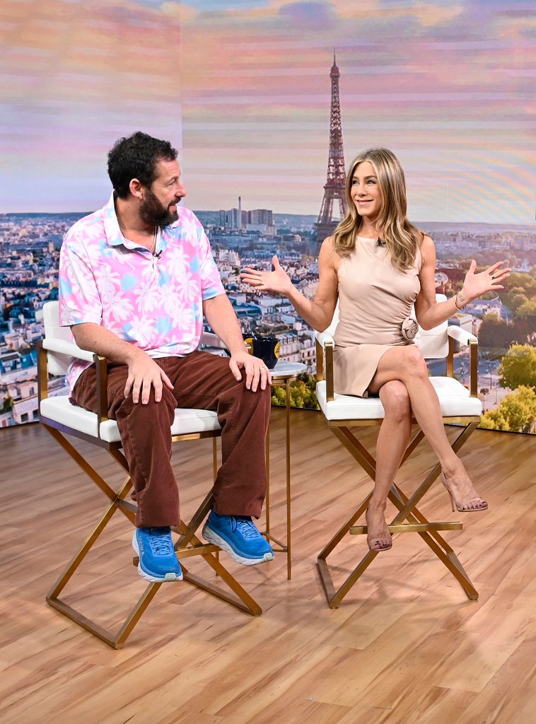 Ez a Tom Ford-korabeli nude Gucci is egyfajta meztelenruha, amit a Good Morning America című műsorban viselt Adam Sandler oldalán – ez a darab is arról tesz tanúbizonyságot, hogy hű marad saját ízlésvilágához és gardróbjához. Akármi is a divat a 2020-as években, Jennifer Aniston stílusa örök, amit ruhatárának minimalista színpalettájával, és ruháinak testhezálló szabásvonalaival biztosít.