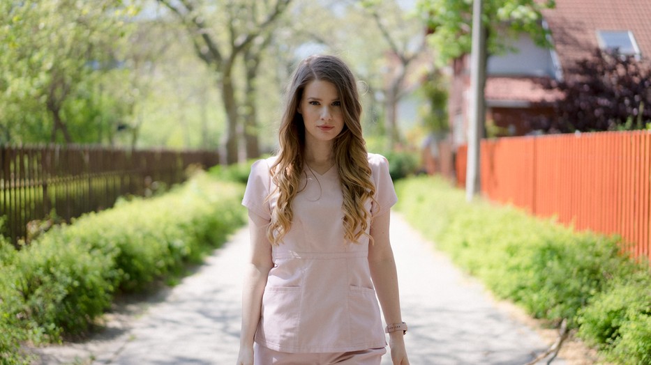 A hasznos, segítő platformot Németh Franciska álmodta és valósította meg, saját tapasztalatainak hatására. A surgossegi.info célja az azonnali életmentést nem igénylő esetekben a páciensek maximális informálásával az egészségügyi dolgozók tehermentesítése