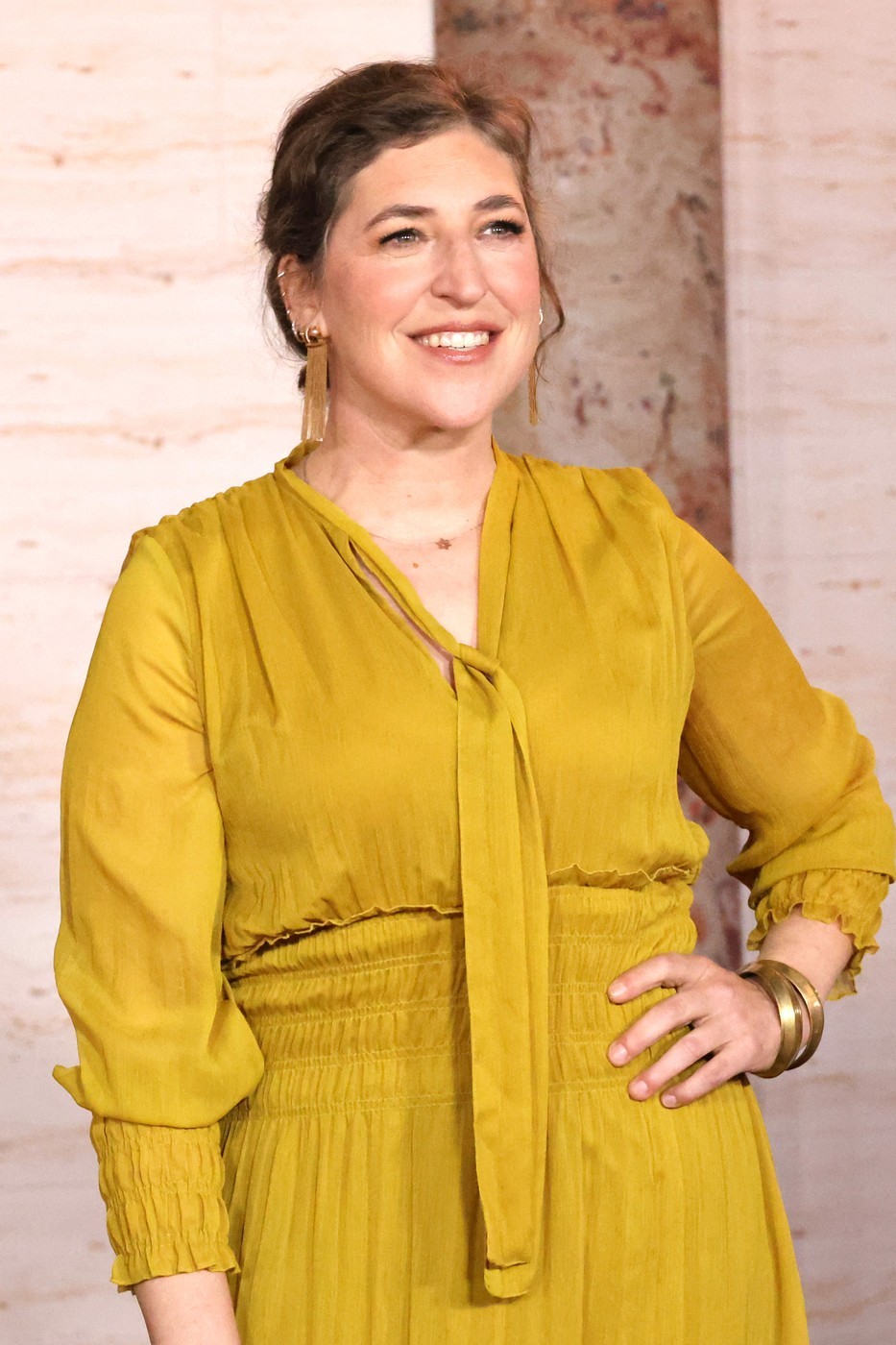 2024-ben, a Gladiátor II premierjén Mayim Bialik egy mustársárga ruhában jelent meg, ami egyszerre volt komfortos, karakteres és önazonos. Semmi túlzás, mégis hatásos.