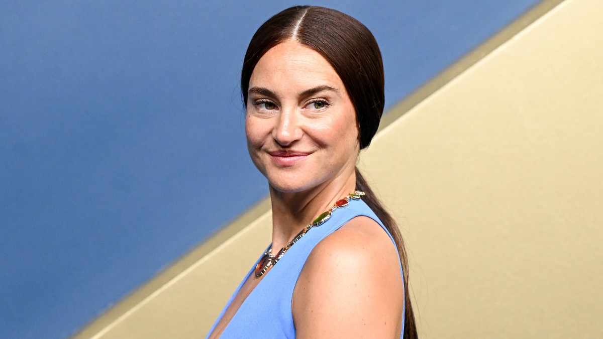 Shailene Woodley óriási dekoltázst villantott, hivatalosan is az övé idén az Emmy legbátrabb ruhájának járó cím