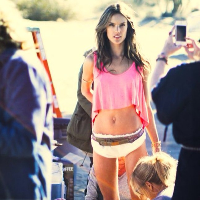 Alessandra Ambrosio: @alessandraambrosio Sok-sok bikinis selfie, fotózásról kulisszatitkok és magazincímlapok.