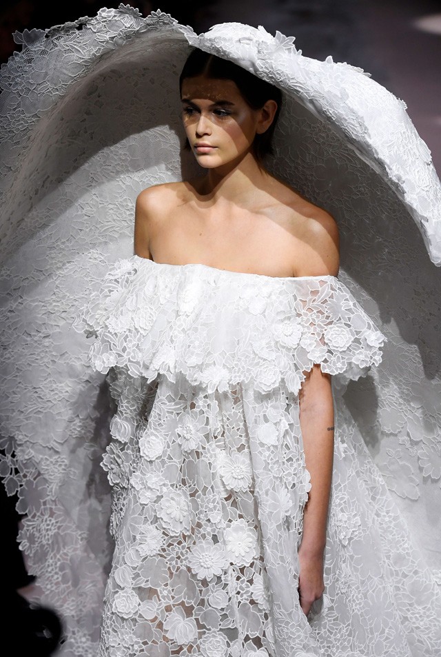 Ha ez lesz az új eskövői ruha trend, akkor nem lesz könnyű dolga a menyasszonynak