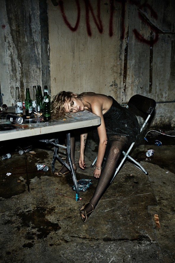 Hullarészeg modellek az év legbizarrabb divatanyagában