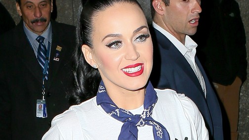 Férfiak! Katy Perry meztelenre vetkőzik, hogy megértsétek mire kell szavazni!