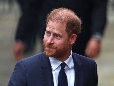 Megérkezett Angliába Harry herceg, nem akárhol fotózták Károly király fiát