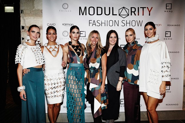 Cakó Kinga és Kármán Orsi a bemutató modelljeinek gyűrűjében