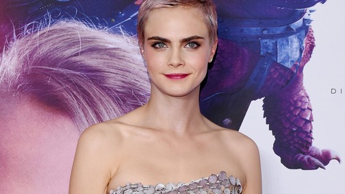 Cara Delevingne saját könyvvel és barna frizurája tért vissza!