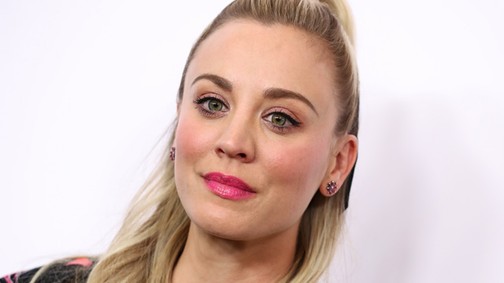 Az Agymenők szőkesége egyszerűen imádnivaló ebben a bohókás szettben