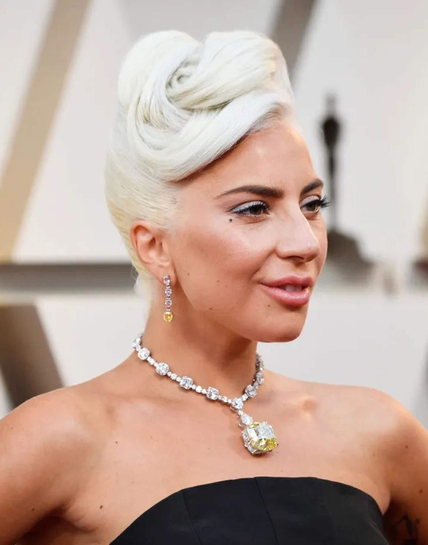 2019 – Lady Gaga egy lenyűgöző, 128,54 karátos sárga Tiffany & Co. gyémántot viselt, amelynek értéke 30 millió dollár. Ezt az ikonikus darabot korábban Audrey Hepburn is viselte az 1961-es Álom luxuskivitelben című film promóciós fotózásán. A hatalmas ékszert eddig mindössze három alkalommal öltötték magukra nyilvános eseményen.