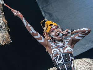 Ugyan Gaga! Ugyan Miley! Grace Jones 67 évesen durvább villantós szettben a színpadon