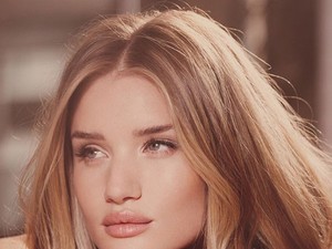 Rosie Huntington-Whiteley tovább hódít a Marks & Spencer szexi tervezőjeként