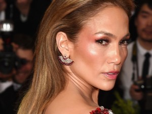 Jennifer Lopez pofátlanul szexi fotót posztolt az edzőteremből