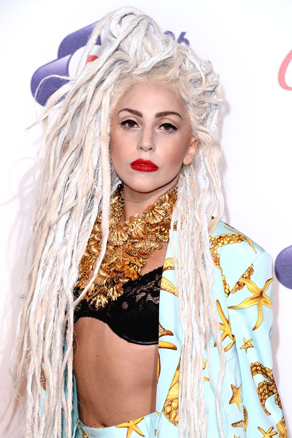 Ebben a rasztás, gettós szettben olyan, mint egy afrikai albínó.