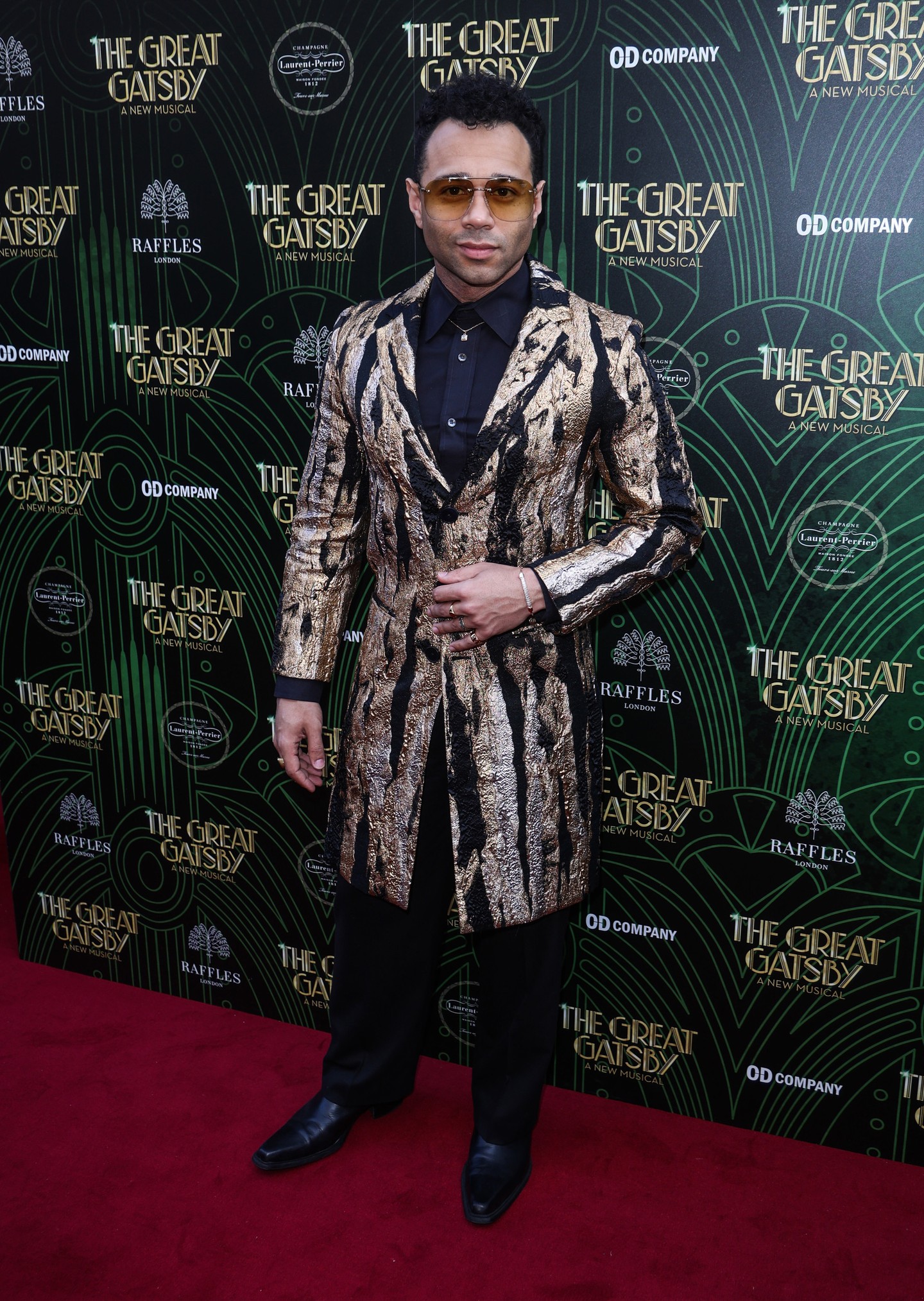 A 36 éves Corbin Bleu a High School Musical után első sorban a színházi és musicalvilágban építette tovább a karrierjét. Több Broadway produkcióban is feltűnt, idén pedig a London Coliseum színpadán a Nagy Gatsby című előadásban Nick Carraway-t alakította.  