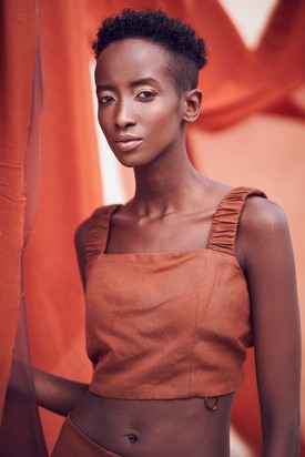 Szomáliából menekült, mára topmodell lett belőle Magyarországon - Rea Milla divatmodell egy csodás divatanyagban tündököl