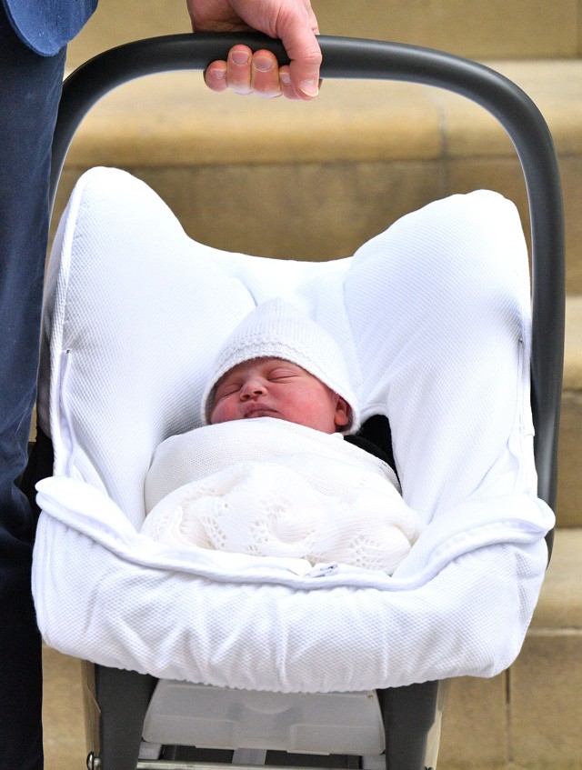 Első képek: Kate Middleton megmutatta az újszülött herceget