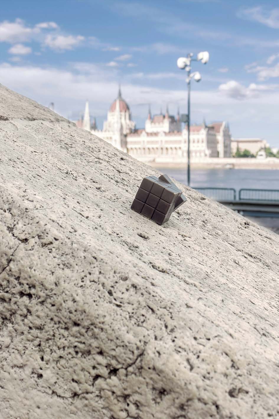A világhírű Rubik-kocka alkotása a budai rakparton kapott helyet, ahonnan impozáns látvány tárul az Országházra