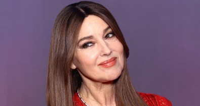 Monica Bellucci 60 évesen is bevállalta a meztelenruhát: a gyönyörű színésznő a vörös szőnyegen ragyogott párja oldalán