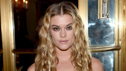 A legbénább melltartóviselés, vagy a legfurább ruha, amit látunk?