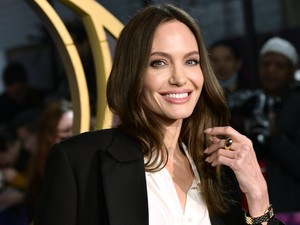 Crop top 45 felett? Angelina Jolie megmutatja, hogyan csináld sikkesen