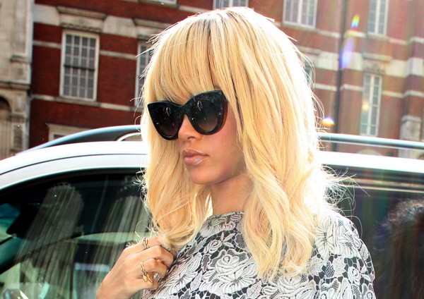 Tavasszal aztán újragondolták a fazont, határozottabb frufrut vágatott, és kiegyenesítették a haját.