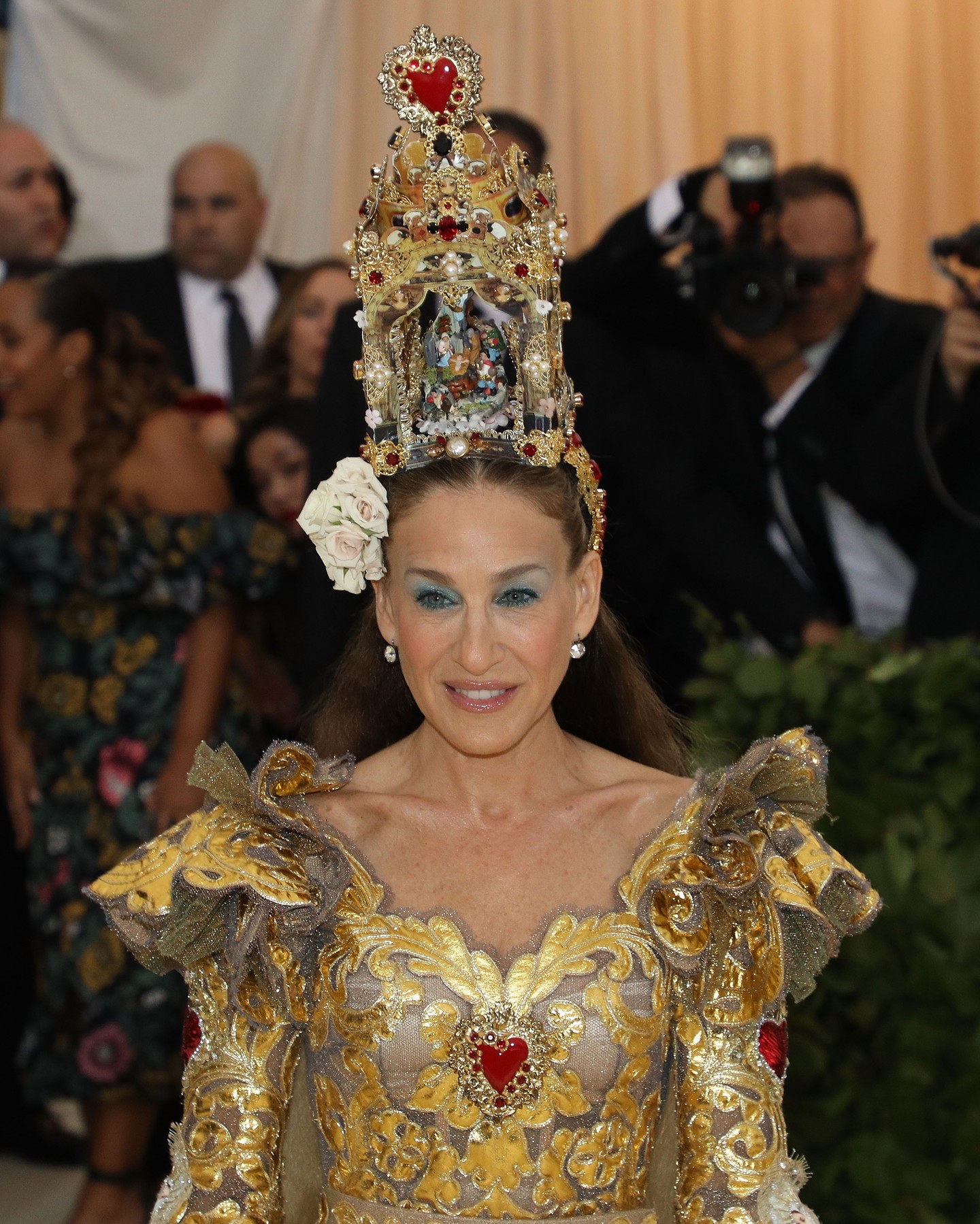 Bár a megjelenése látványos és a témához illeszkedő volt, sokak szerint túl messzire ment, és a katolikus vallás egyik legszentebb alakjának ilyen módon történő divatcélú felhasználását többen kulturálisan érzéketlennek és tiszteletlennek tartották