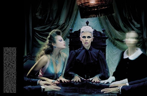 Mágia, okkult varázslat, révület - Mihalik Enikő fekete misén vetkőzött