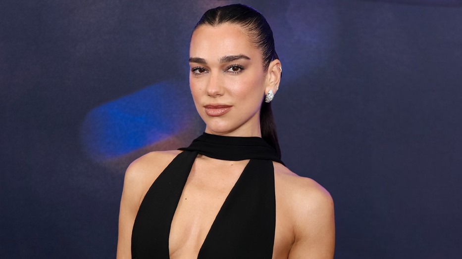 Dua Lipa bármit is visel, egyszerűen mesésen fest benne