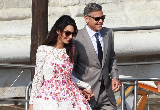 George Clooney felesége folyamatosan tarol! De mi a titka Amal Clooney sikerének? Divatszakértő elemezte a stílusát