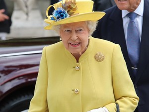 Végre tudjuk! Ezért visel Erzsébet királynő élénk színű ruhákat!