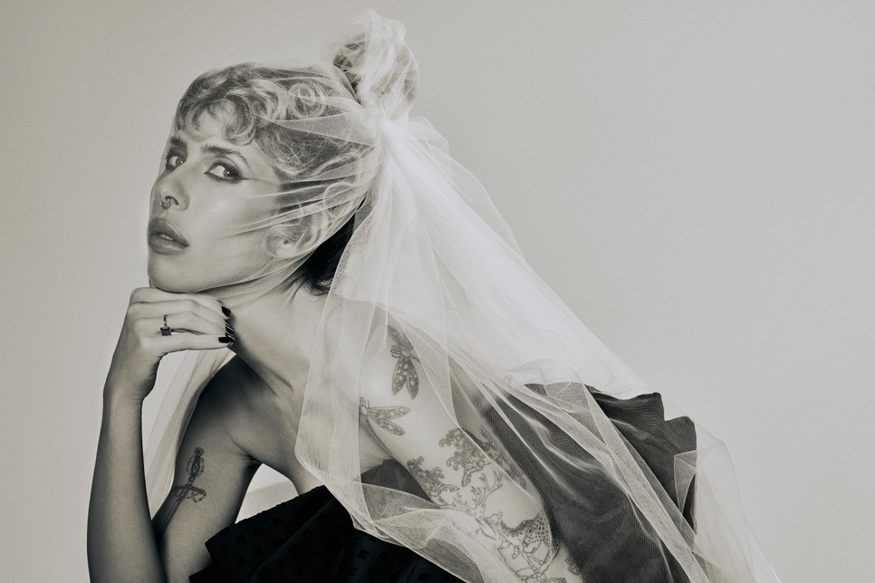 Cinthya Dictator tiszteli azokat, akik a tradicionális értékrendek szerint élnek, viszont élvezi azt a szabadságot, ami az ő hétköznapjaikat jellemzi