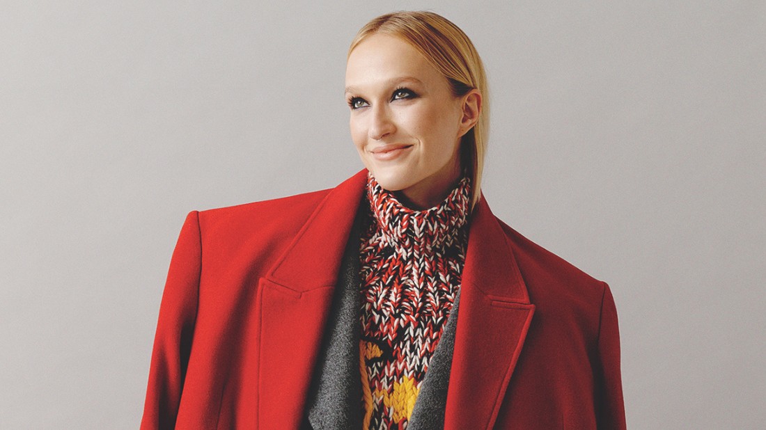 glamour divat | Piros szövetkabát HERSKIND, Szürke szövetkabát F&F, Kötött pulóver GANNI