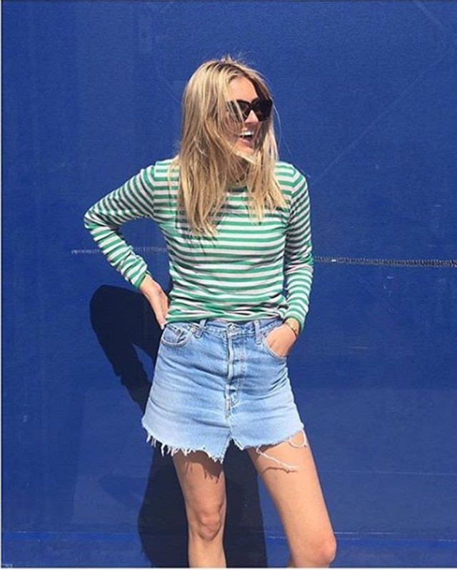 4. Idén nyáron nemcsak megunt farmernadrágod alját szaggasd szét - a szoros farmer miniszoknya újra trendi, méghozzá ilyen a rendezetlenül rojtosan.