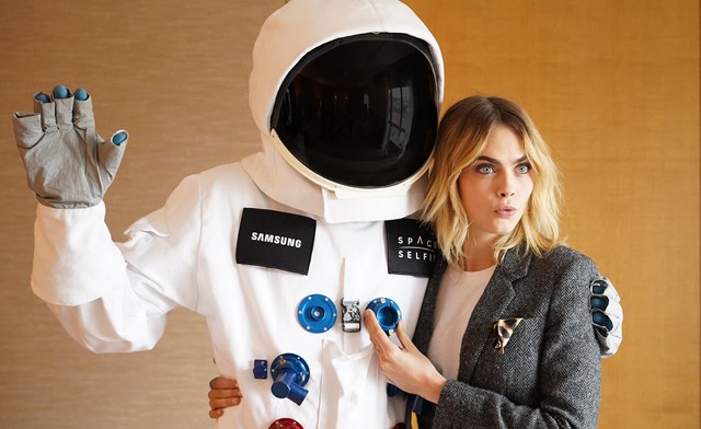 Cara Delevingne elsőként küld szelfit az űrbe