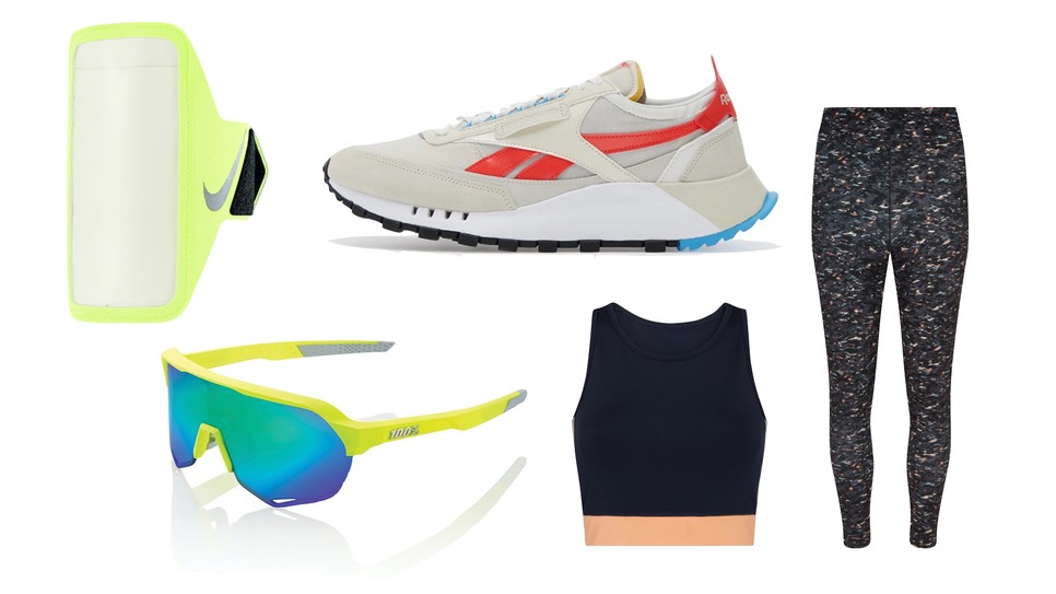 Telefontartó NIKE - nyulcipobolt.hu, napszemüveg  S2 - nyulcipobolt.hu, sportcipő REEBOK - footshop.hu, top F&F 3990 Ft, legging F&F 4790 Ft