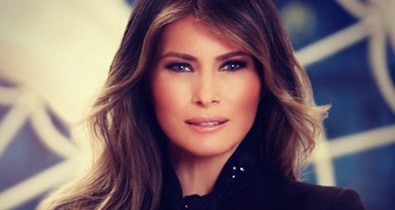 A nap legéletszerűtlenebb pillanata: Melania Trump tűsarkúban ássa a kertet
