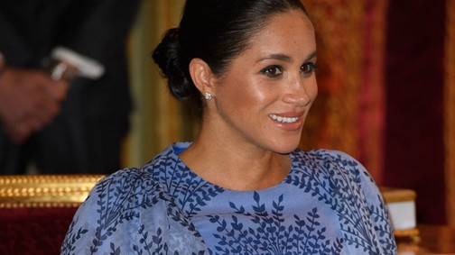 Meghan Markle élete legszebb kismamaruhájában az Ezeregyéjszaka meséit idézi fel