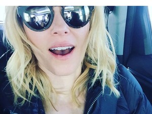 1 millió követője lett az Instagramon, örömében a melleit markolássza a színésznő