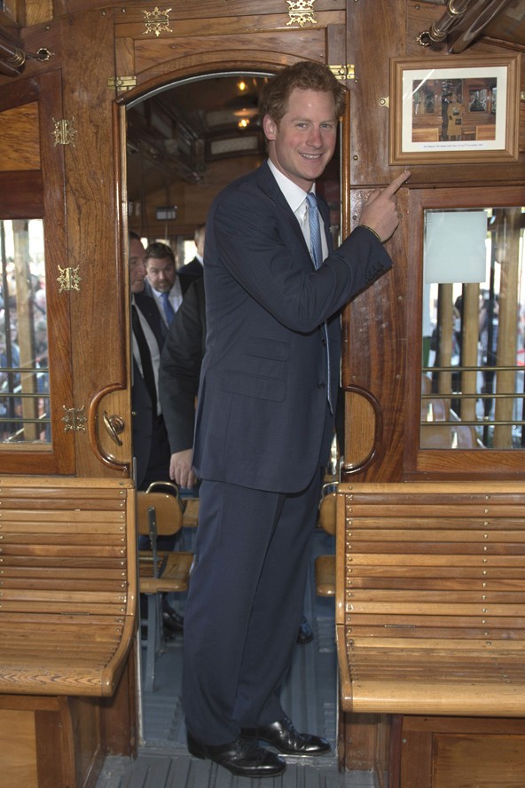 Fokozhatatlan izgalmak! Harry egy nosztalgia-villamoson utazik.