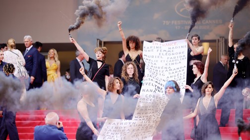 Füstfelhővel tiltakozott egy csapat aktivista a családon belüli erőszak ellen Cannes-ban
