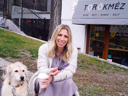 Cakó Kinga kedvenc kávézójában kezdte a napot kutyusával