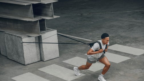 Mindenki rajong a New Balance szürke sneakereiért