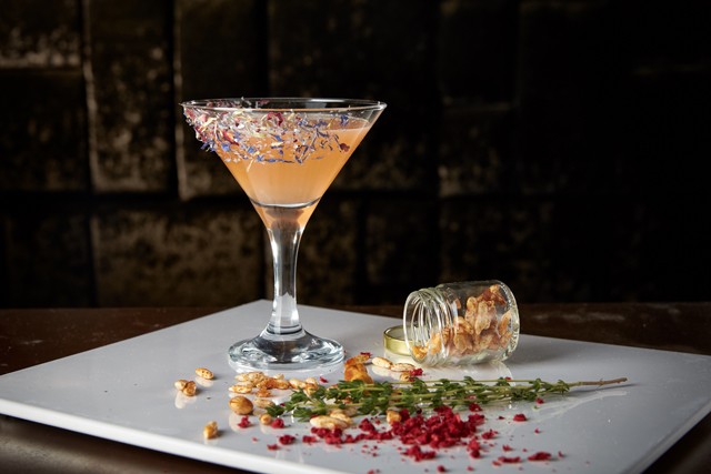 Még csak 21 éves, de már Budapest egyik legjobb koktélbárját irányítja