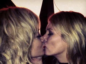 Kate Moss és Rita Ora forró csókja