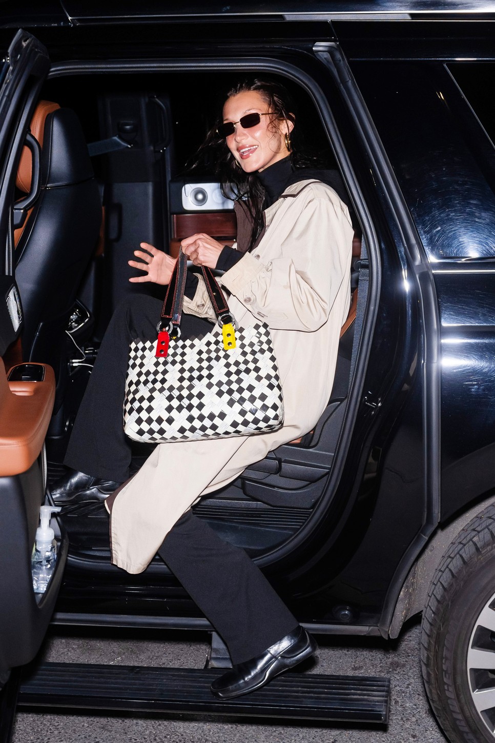 Egy izgalmas shopper táska még a leghétköznapibb öltözékbe is visz egy kis csavart