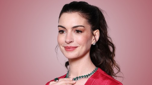 Anne Hathaway istennőként ragyogott vörös ruhájában, a 43 éves színésznő gyönyörűbb, mint valaha