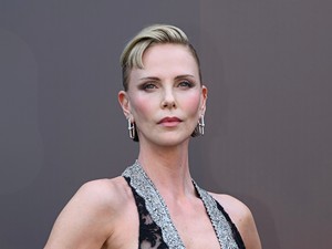 Charlize Theron csipkés meztelenruhában tündököl, élete egyik legizgalmasabb kreációját viselte az 50 éves színésznő
