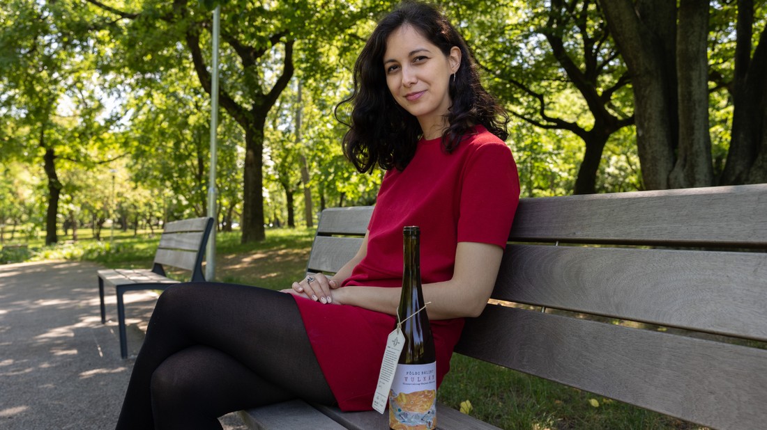 Seres Lili Hanna költő és irodalmár, aki verseiben és kutatásaiban a kortárs női tapasztalatok, társadalmi kérdések és elhallgatott történetek feltárására fókuszál.